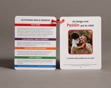 Load image into Gallery viewer, A deck of cards with a family image on the cover, titled 'Afirmaciones Positivas Para El Bienestar De La Familia', which translates to 'Positive Affirmations for Family Well-being'.